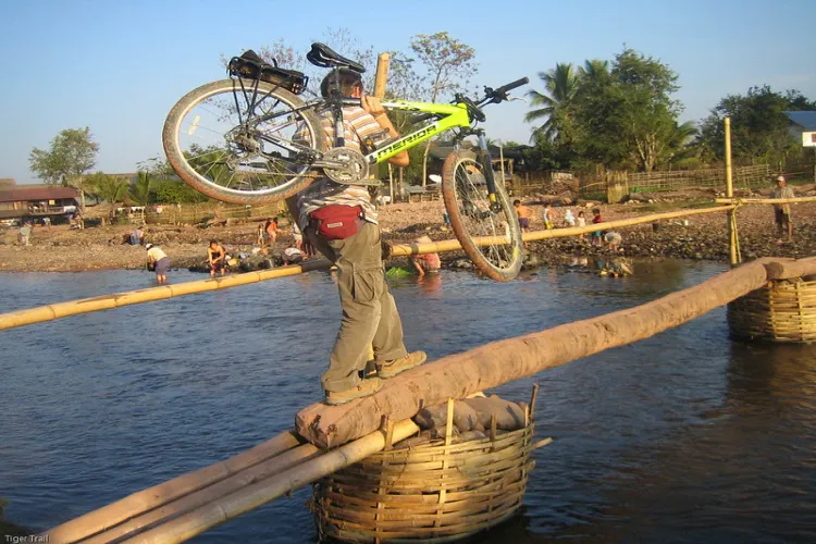 Cycling to Vietnam border