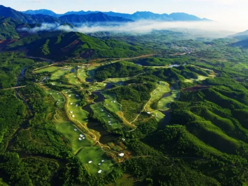 /storage/photos/2/tour-viet-nam/vietnam-luxury-golf-cultural-journey-15-days-of-championship-golf-heritage-coastal-elegance/ba-na-hills-golf-club-1_1781328101_gAJkPAac.webp