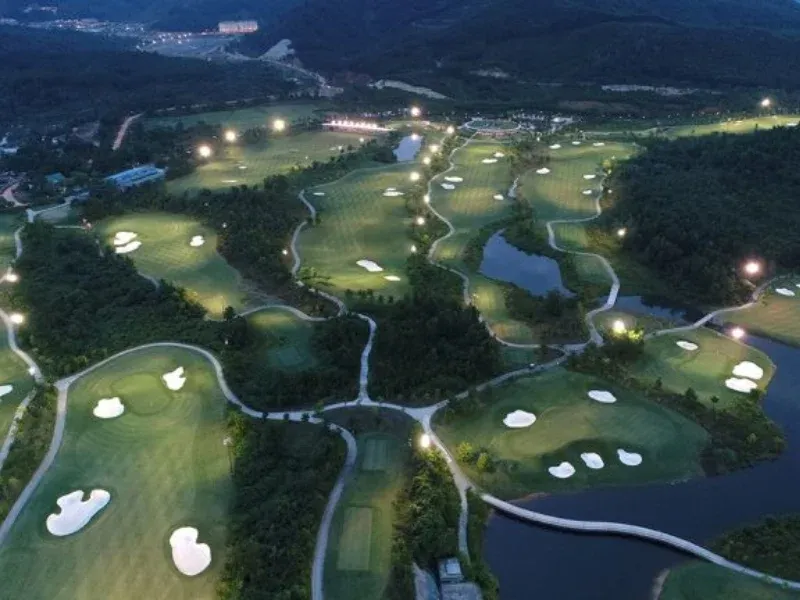 /storage/photos/2/tour-viet-nam/vietnam-luxury-golf-cultural-journey-15-days-of-championship-golf-heritage-coastal-elegance/ba-na-hills-golf-club-2_1781328100_Oj55kRnX.webp