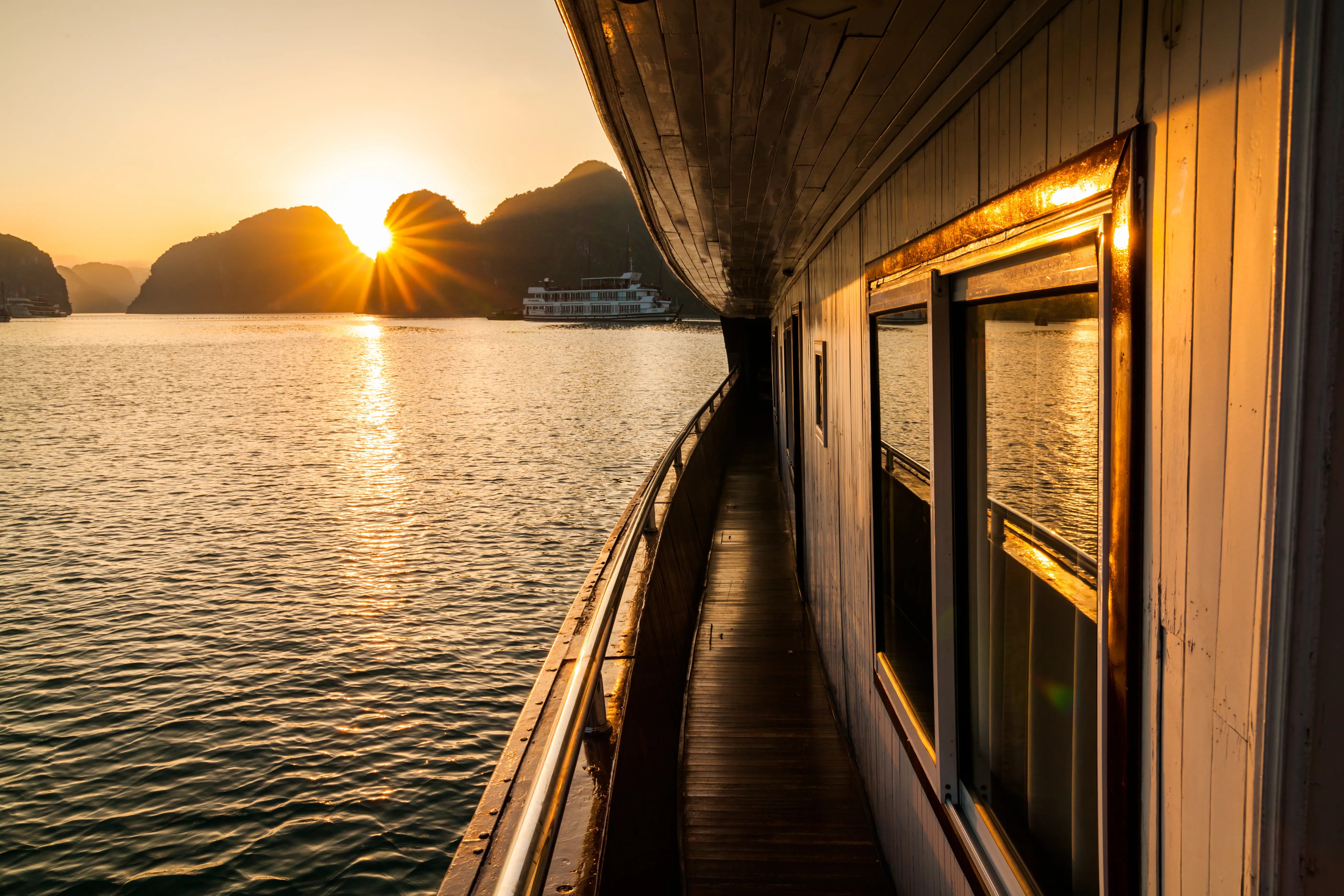 /storage/photos/2/vietnam/halong-bay-beautiful-sunset_1761540871_KII2XcAI.webp