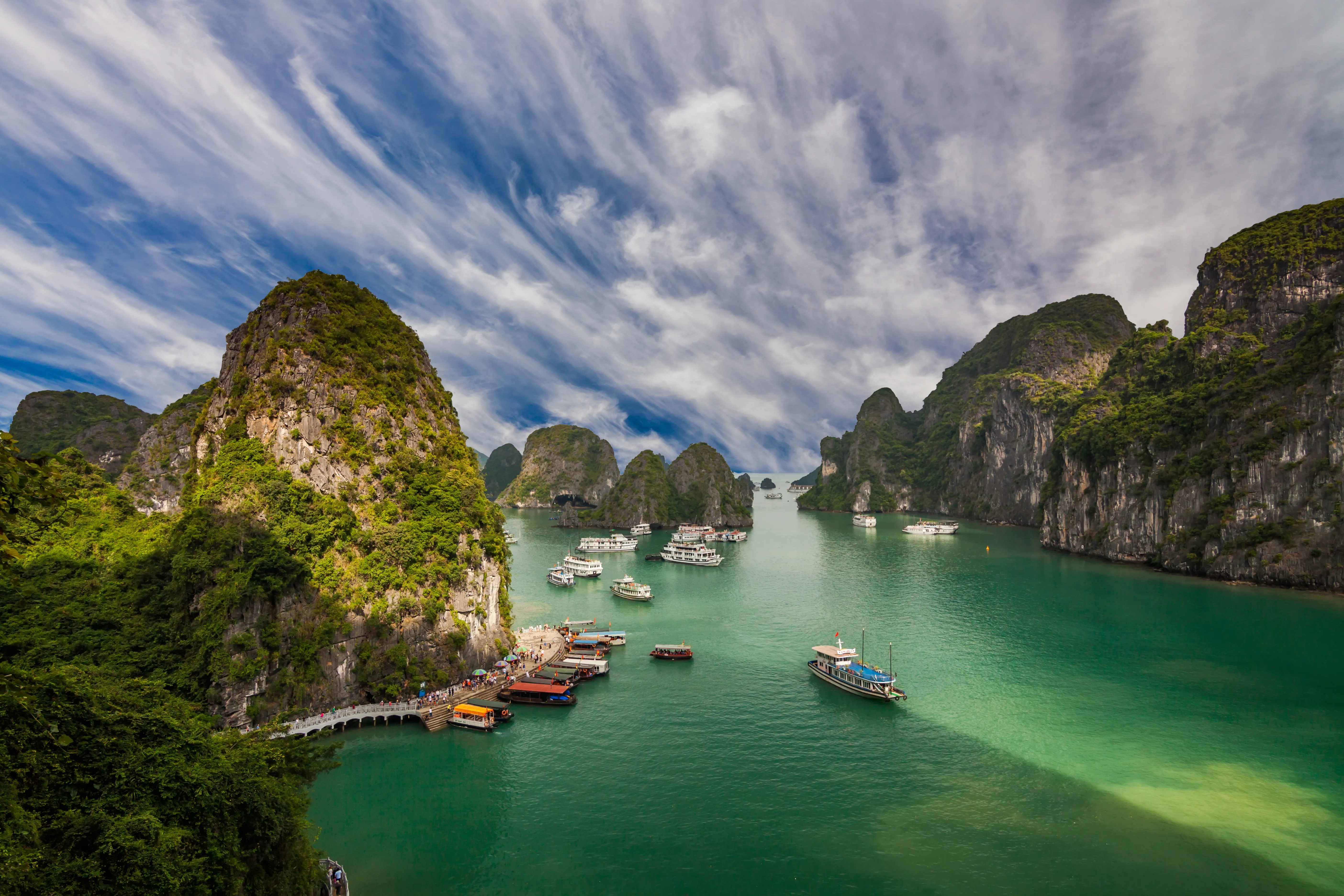 /storage/photos/2/vietnam/picturesque-sea-landscape-ha-long-bay-vietnam_1761540872_bqG46qS1.webp