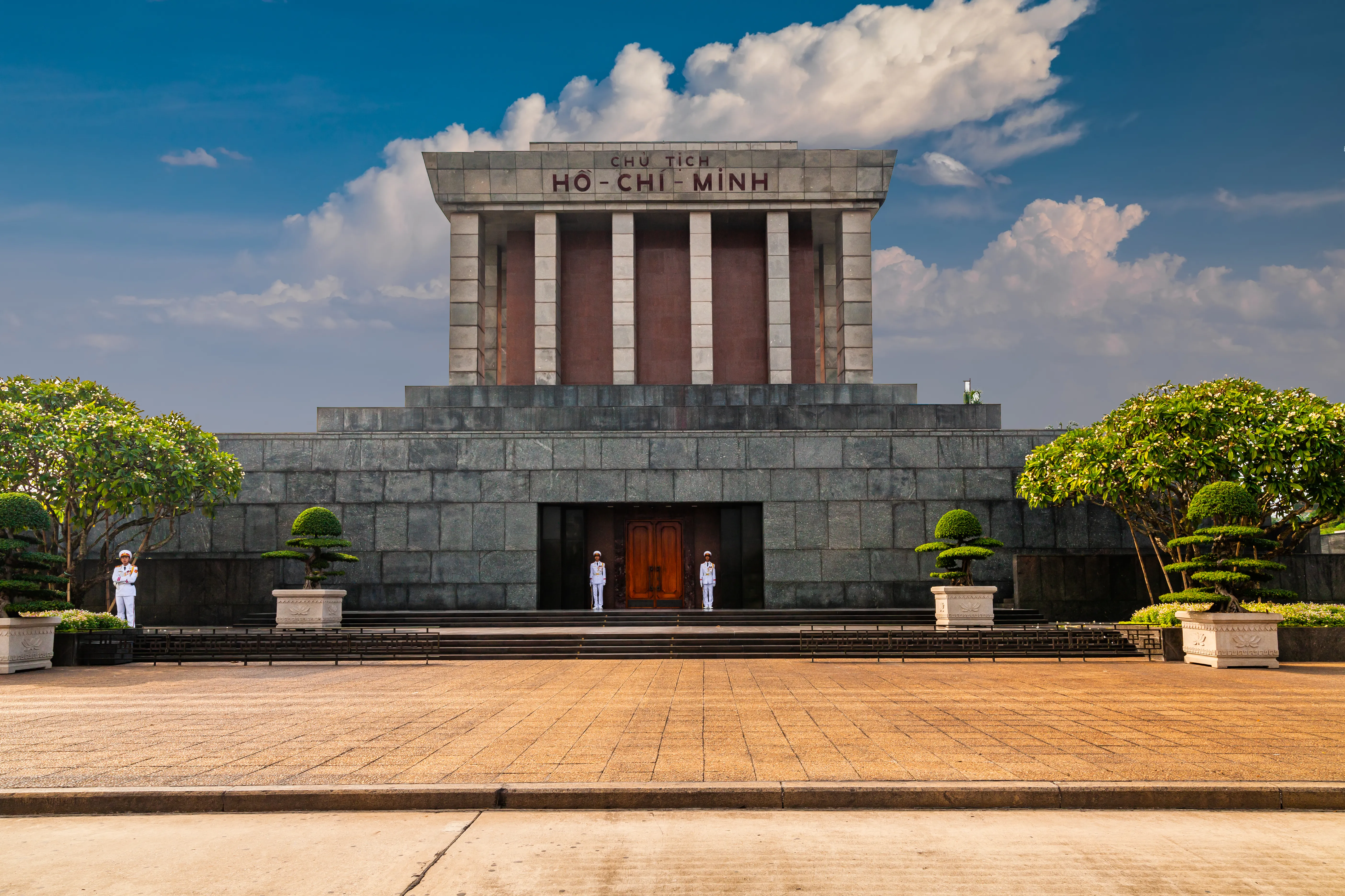 /storage/photos/29/ho-chi-minh-mausoleum-in-hanoi-vietnam_1761535249_CEaXZxHh.webp